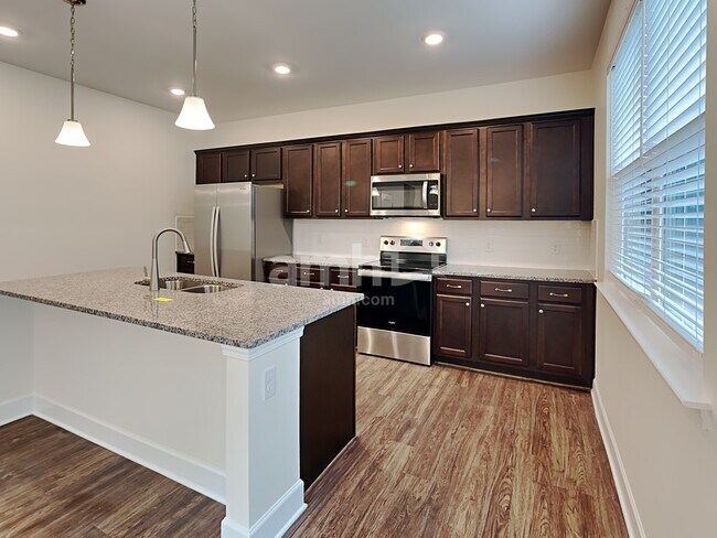Building Photo - 3024 Esquire Dr