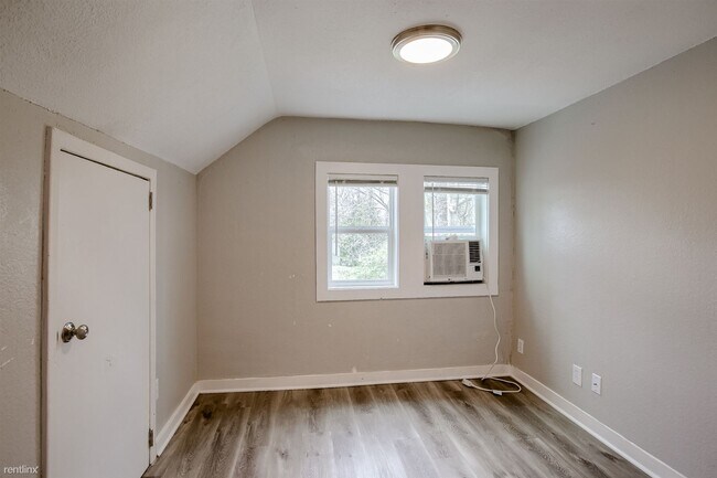 Building Photo - 1 br, 1 bath Triplex - 708 South Logan Ave...