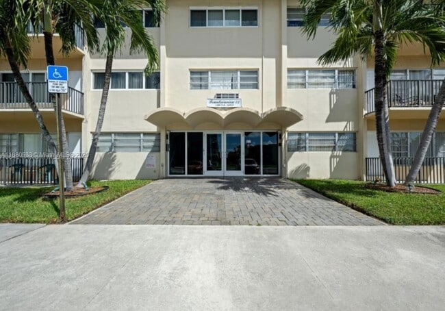 Foto del edificio - 1400 NE 169th St