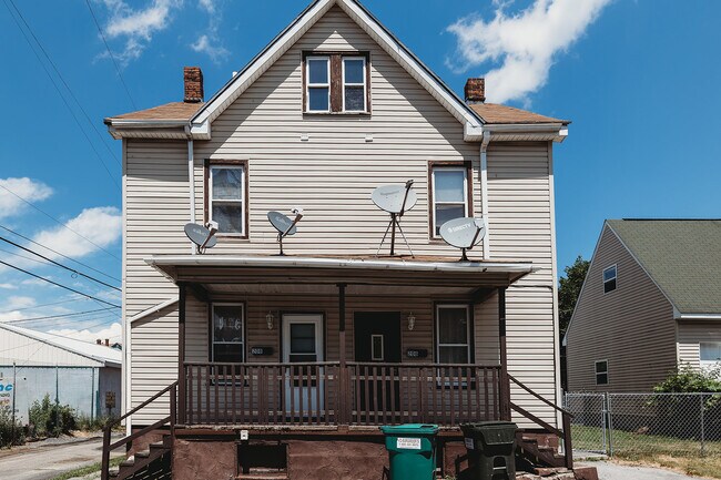 Building Photo - 206 1st St