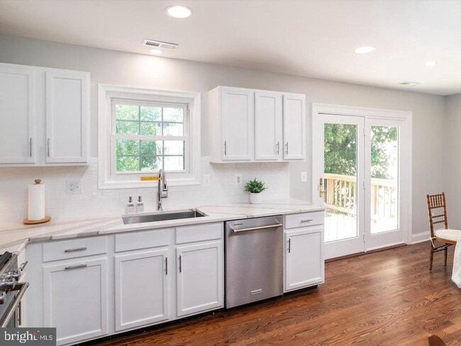 Building Photo - 731 Pine Valley Dr