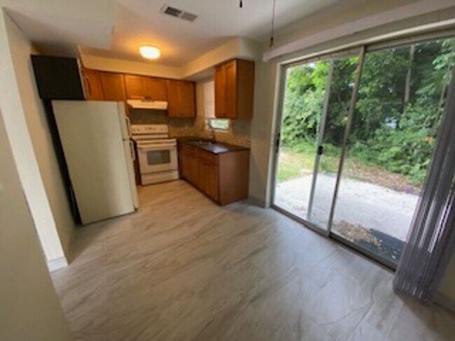 Building Photo - ** 2 BEDROOM\1 BATH DUPLEX READY FOR A LON...