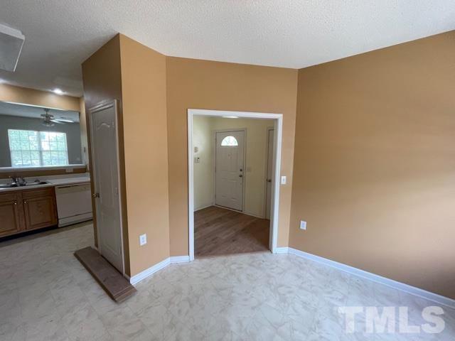 Foto del edificio - 352 E Willhaven Dr