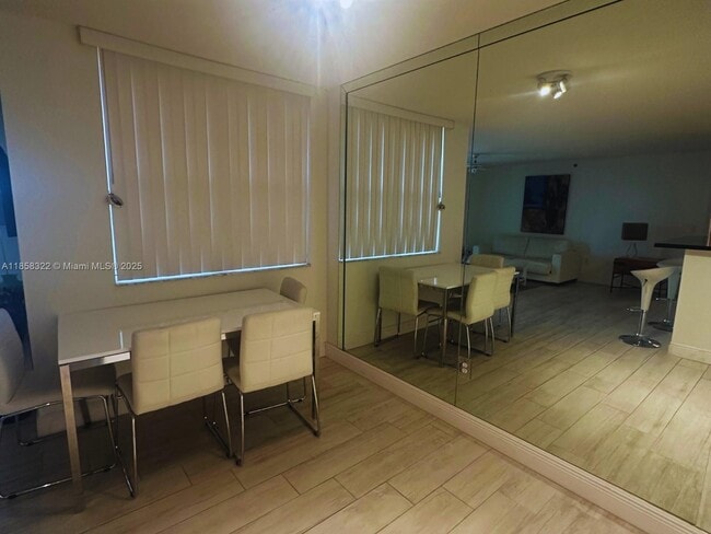 Foto del edificio - 19555 E Country Club Dr