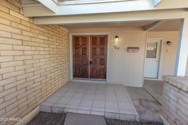 Building Photo - 704 E La Jolla Dr