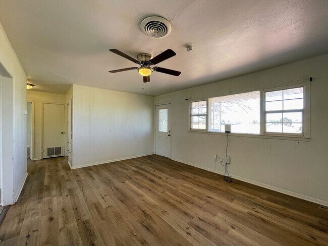 Foto del edificio - Cozy 3-Bedroom Home with Spacious Front Porch – Perfect for Small Families!