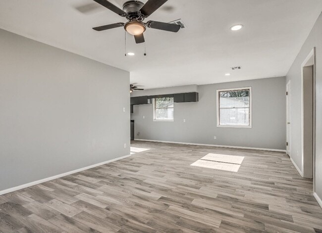 Building Photo - 510 N Oak St