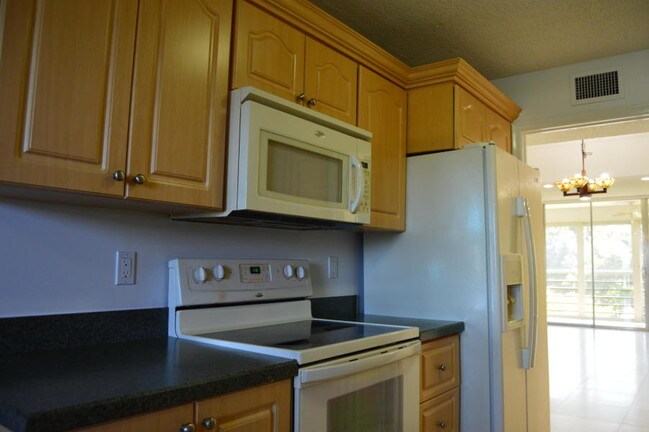Building Photo - 2/2 Condo in Dorchester