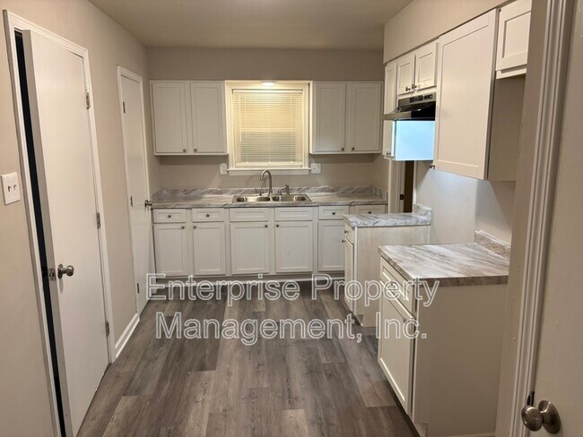 Building Photo - 3400 Hallbrook St