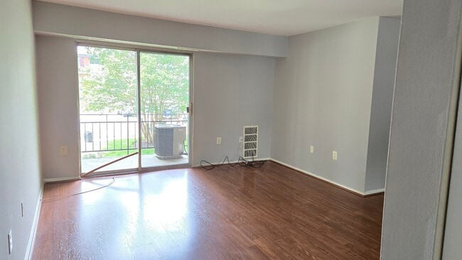Foto del edificio - 11324 Cherry Hill Rd