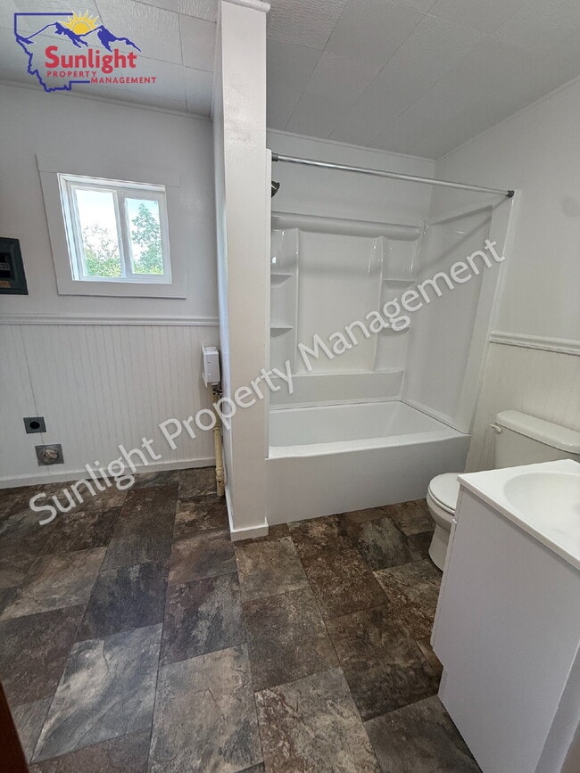Building Photo - 1 Bed 1 Bath Bungalow