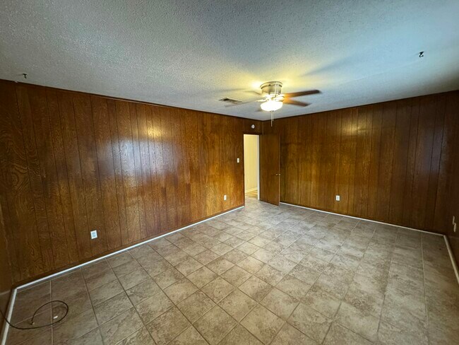 Foto del edificio - 1936 Longwood Dr