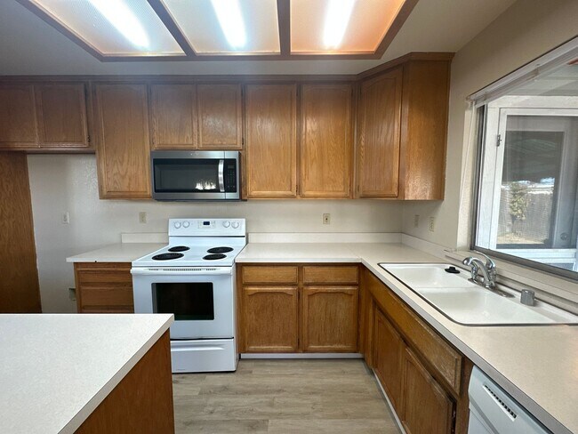 Foto del edificio - Walking Distance to Donnelly Park
