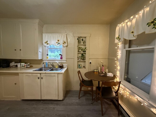 Dining - 1568 3rd St NE