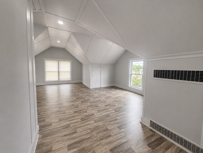 Building Photo - 27 2nd St