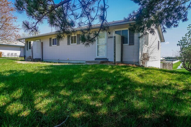 Foto del edificio - 3700/3702 N 22nd St Duplex