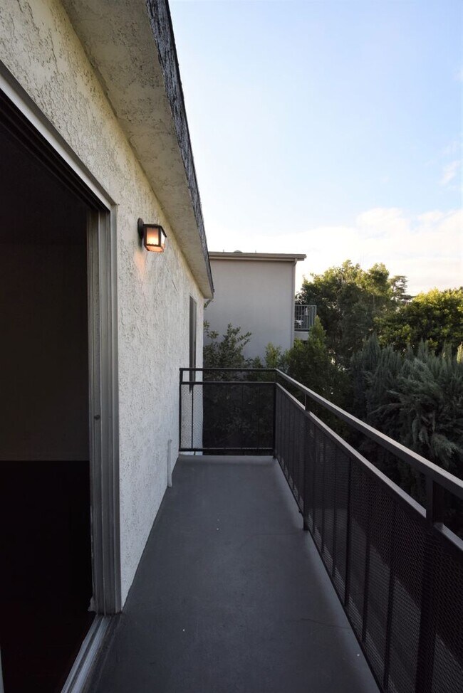 Foto del edificio - 15049 Burbank Blvd