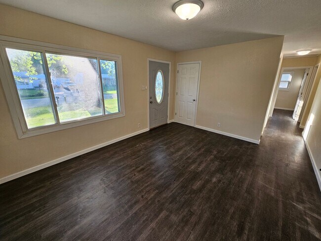 Foto del edificio - 3 bed, 1 bath, fully renovated.