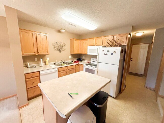 Foto del edificio - Townhome in Quiet NW Rochester Neighborhood!