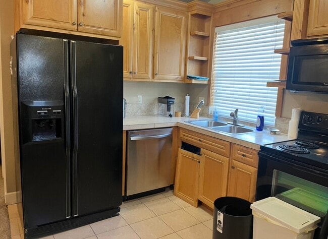 Building Photo - 7057 N Greenwich Ave