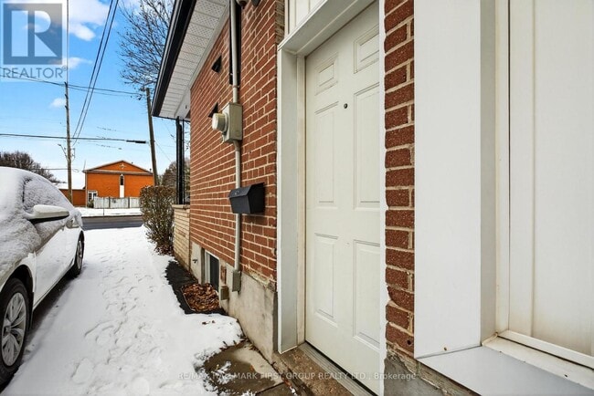 Building Photo - 303 Rossland Rd W