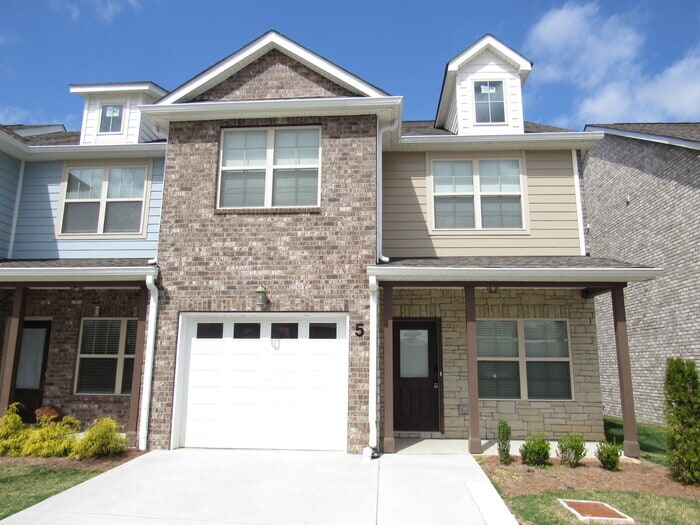 Primary Photo - Old Hickory townhome, like new!