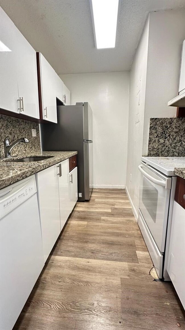 Foto del edificio - 7421 SW 152nd Ave