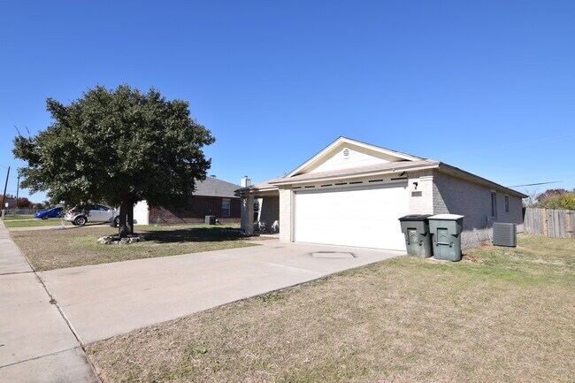 Building Photo - 3605 Basset Dr