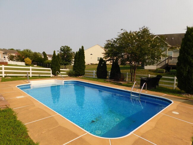 Building Photo - 104 Pebble Creek Dr