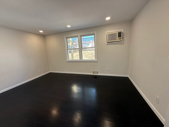 Building Photo - 627 Mola Blvd