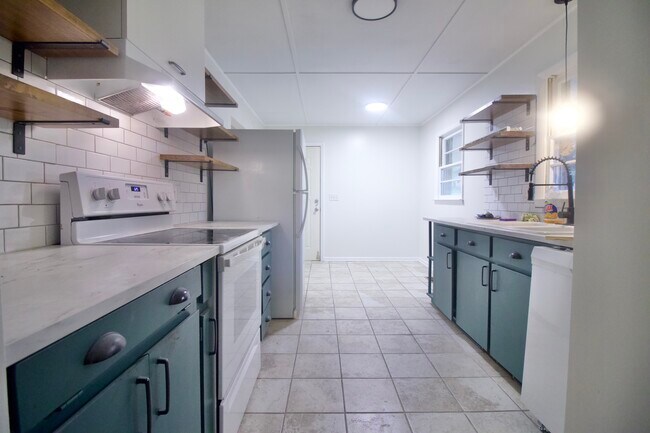 Building Photo - 414 Hedlund Dr