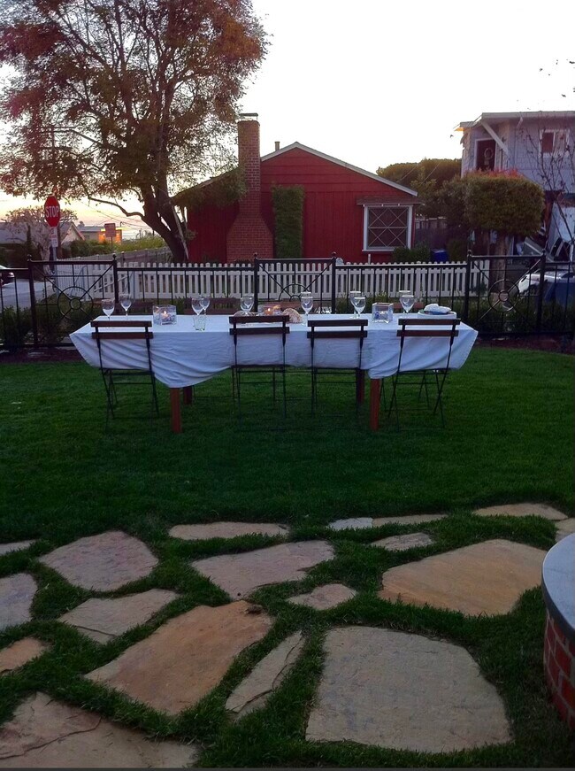 Jardín delantero, un espacio ideal para recibir invitados. - 1702 Golden Ave