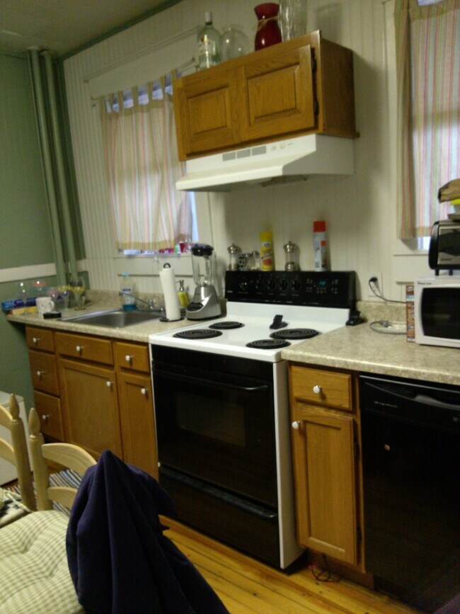 Kitchen - 216 Ontario St