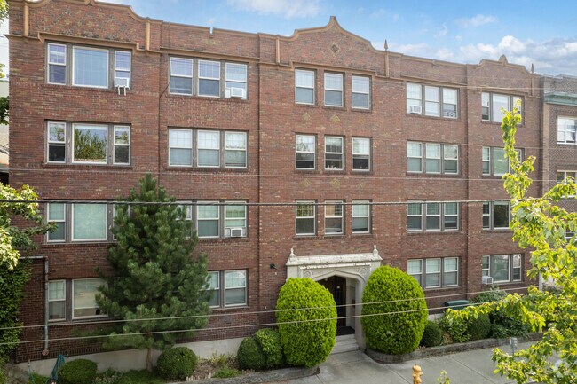 Exterior - 214 Summit Ave E