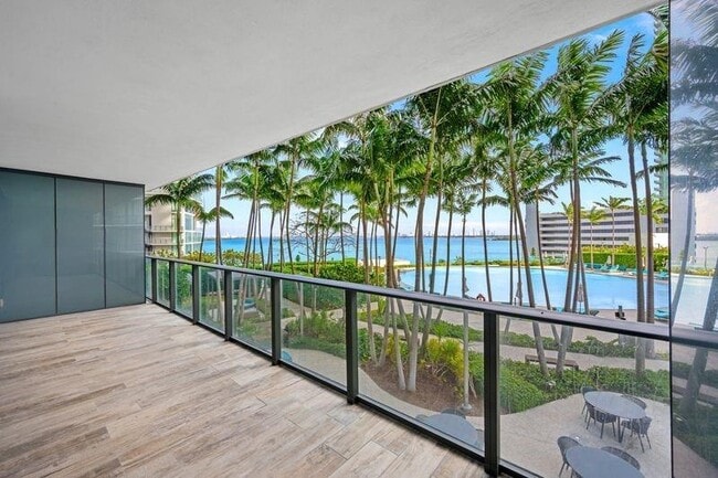 Foto del edificio - 650 NE 32nd St