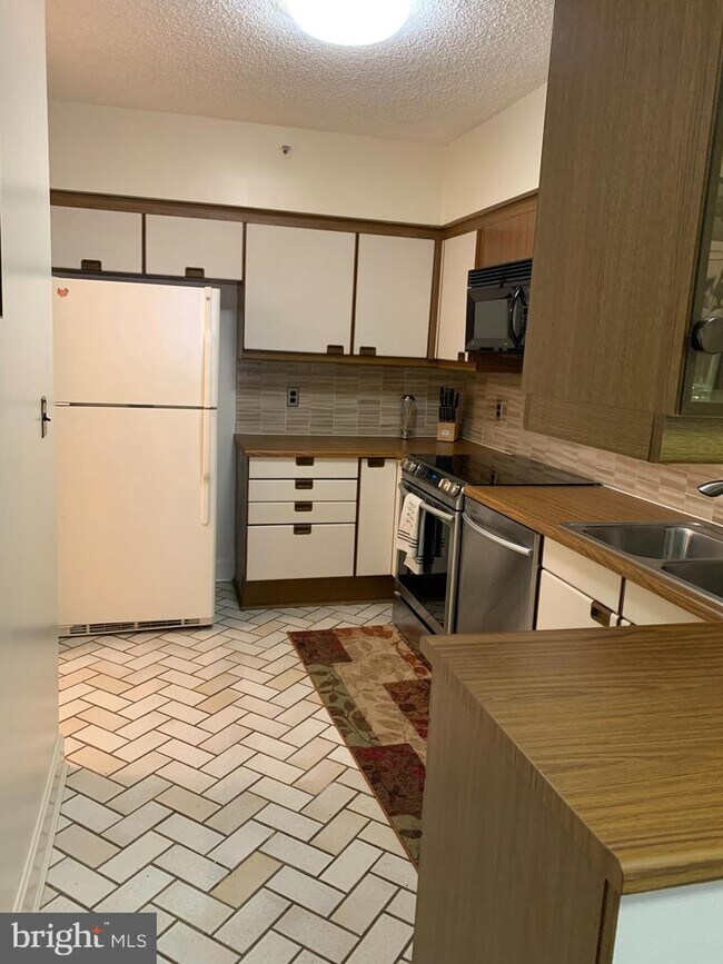 Foto del edificio - 1300 Crystal Dr