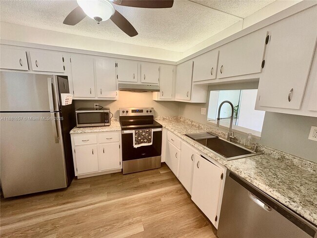 Building Photo - 2860 Somerset Dr