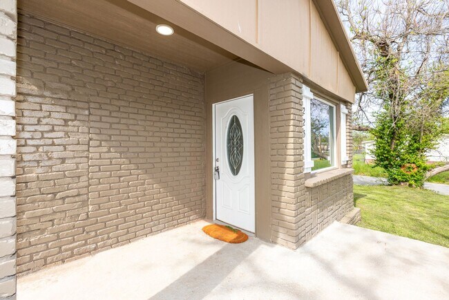 Building Photo - 3 Bed | 2 Bath in Coweta!