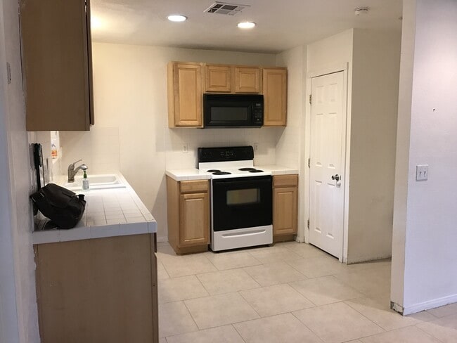 Building Photo - 3bd / or4  + 2 bath house