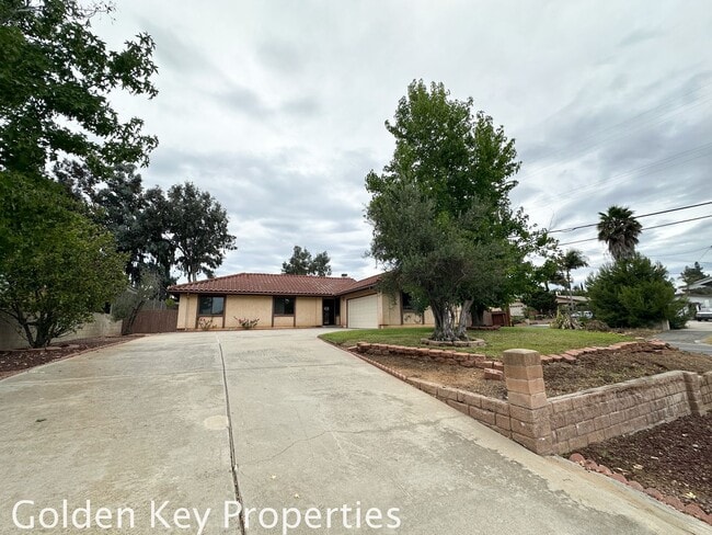 Foto del edificio - Single-level 4-Bedroom home on a large cor...