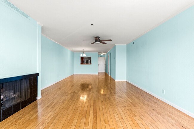 Foto del edificio - Beautiful 2 Bedroom Corner Unit on the Bea...
