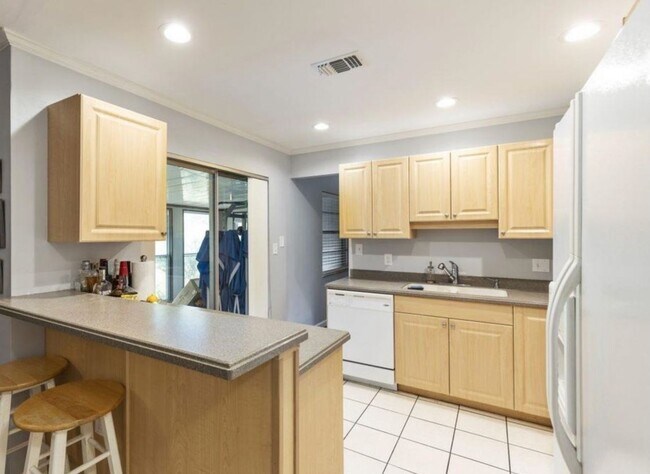 Building Photo - Beautifully maintained 2-bedroom, 2-bathroom home with a garage in Westwood