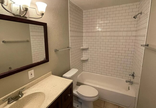 Building Photo - 4 bed close to TTU!!