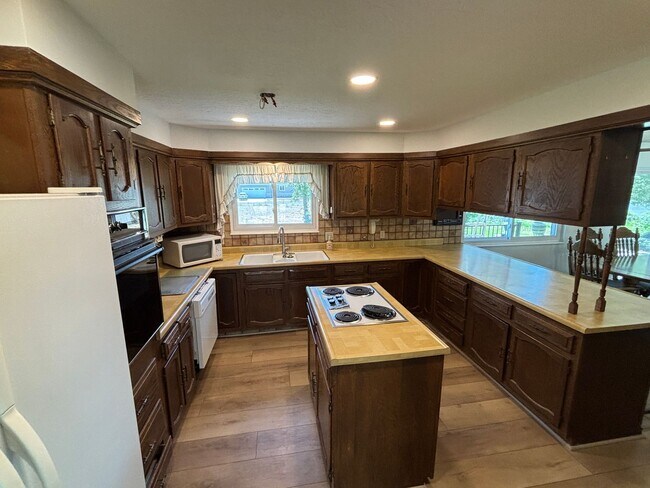Building Photo - Nice Rambler home with a finished basement in desirable neighborhood