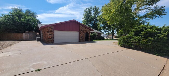 Foto del edificio - LARGE HOME IN NORTHEAST CLOVIS