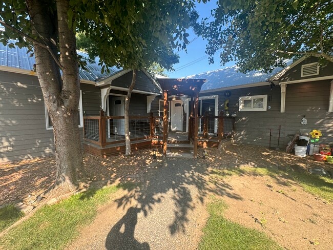 Building Photo - 100 N Main St