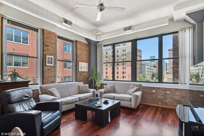 Building Photo - 812 W Van Buren St