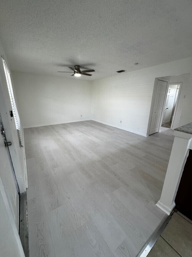 Foto del edificio - 1096 Oleander Rd