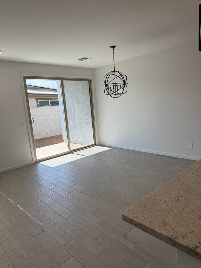 Building Photo - 16033 W Desert Hollow Dr