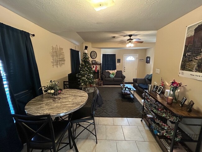 Building Photo - 815 Ave A